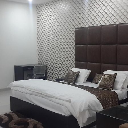 Hotel Mandakini Lush Kanpur Ngoại thất bức ảnh