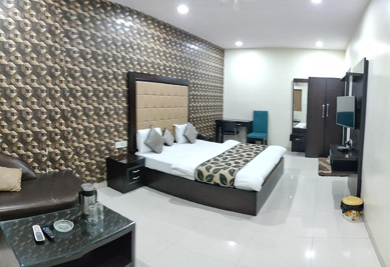 Hotel Mandakini Lush Kanpur Ngoại thất bức ảnh