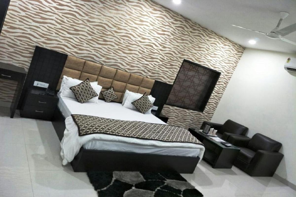 Hotel Mandakini Lush Kanpur Ngoại thất bức ảnh