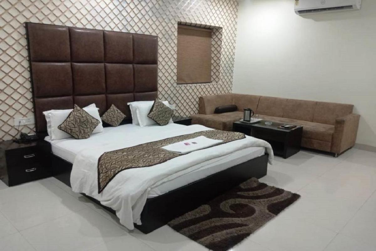Hotel Mandakini Lush Kanpur Ngoại thất bức ảnh