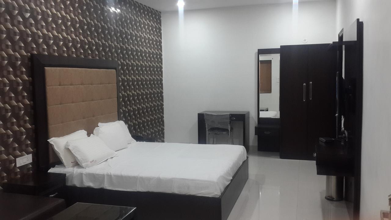 Hotel Mandakini Lush Kanpur Ngoại thất bức ảnh