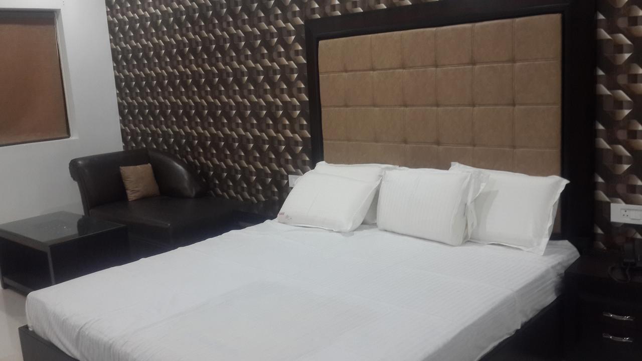Hotel Mandakini Lush Kanpur Ngoại thất bức ảnh