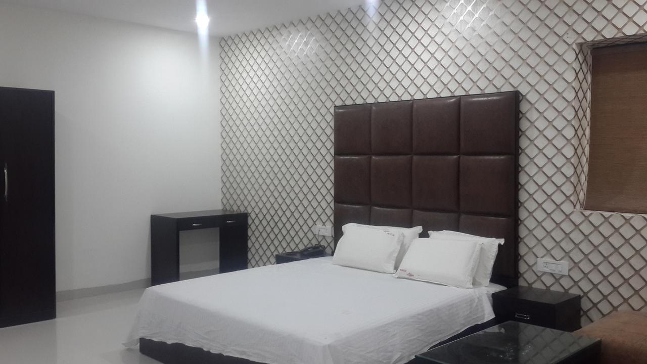 Hotel Mandakini Lush Kanpur Ngoại thất bức ảnh