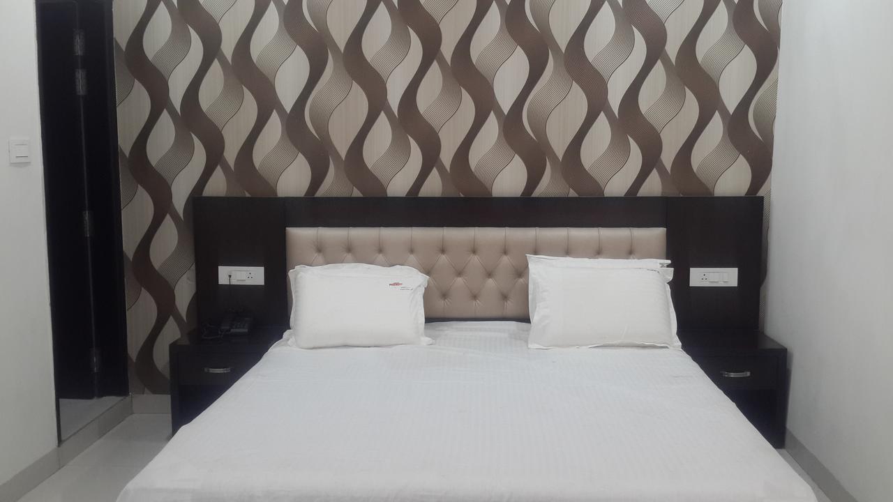 Hotel Mandakini Lush Kanpur Ngoại thất bức ảnh