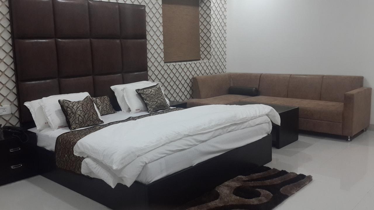 Hotel Mandakini Lush Kanpur Ngoại thất bức ảnh